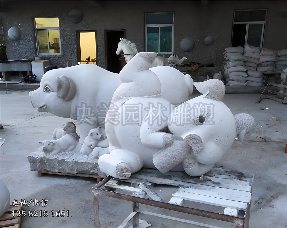 石雕卡通豬寶寶雕塑