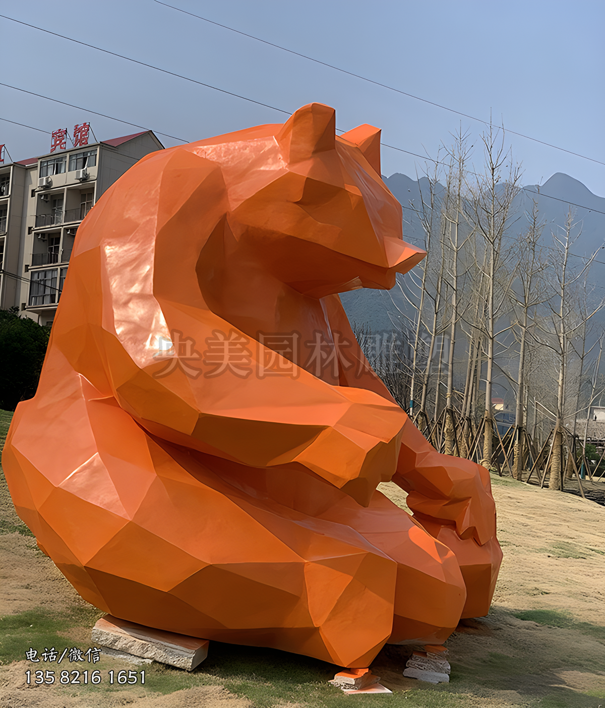 席地而坐的塊面不銹鋼熊雕塑