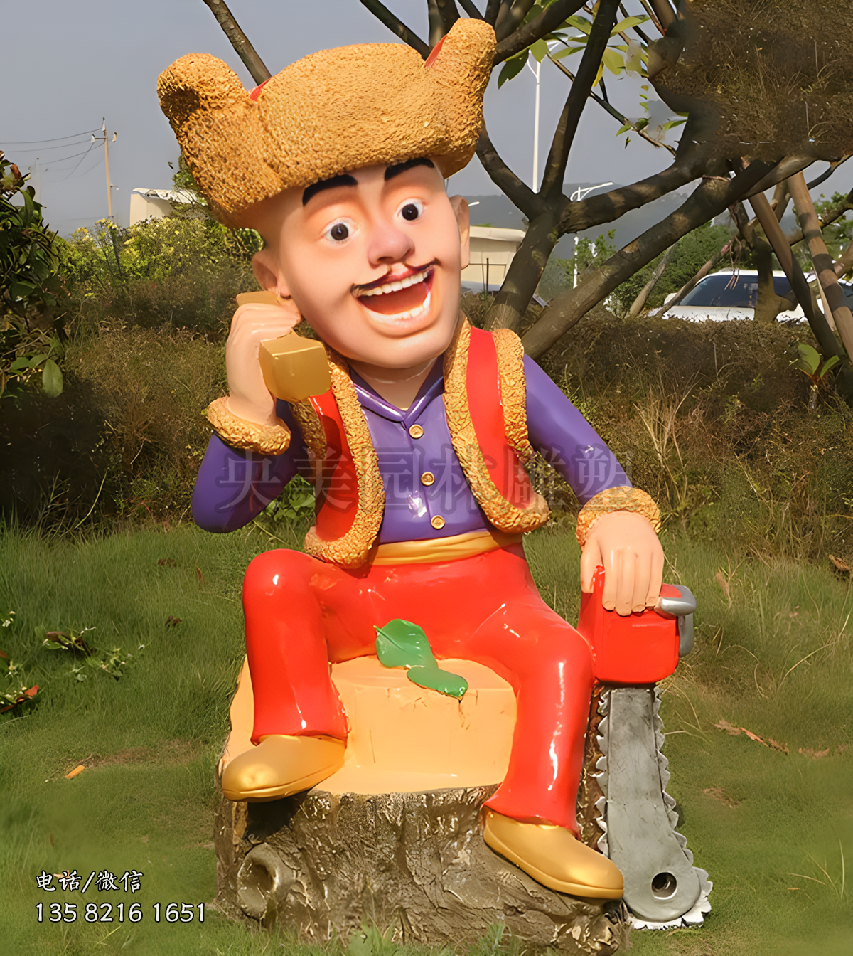 手扶電鋸坐樹(shù)墩上打電話的光頭強(qiáng)雕塑