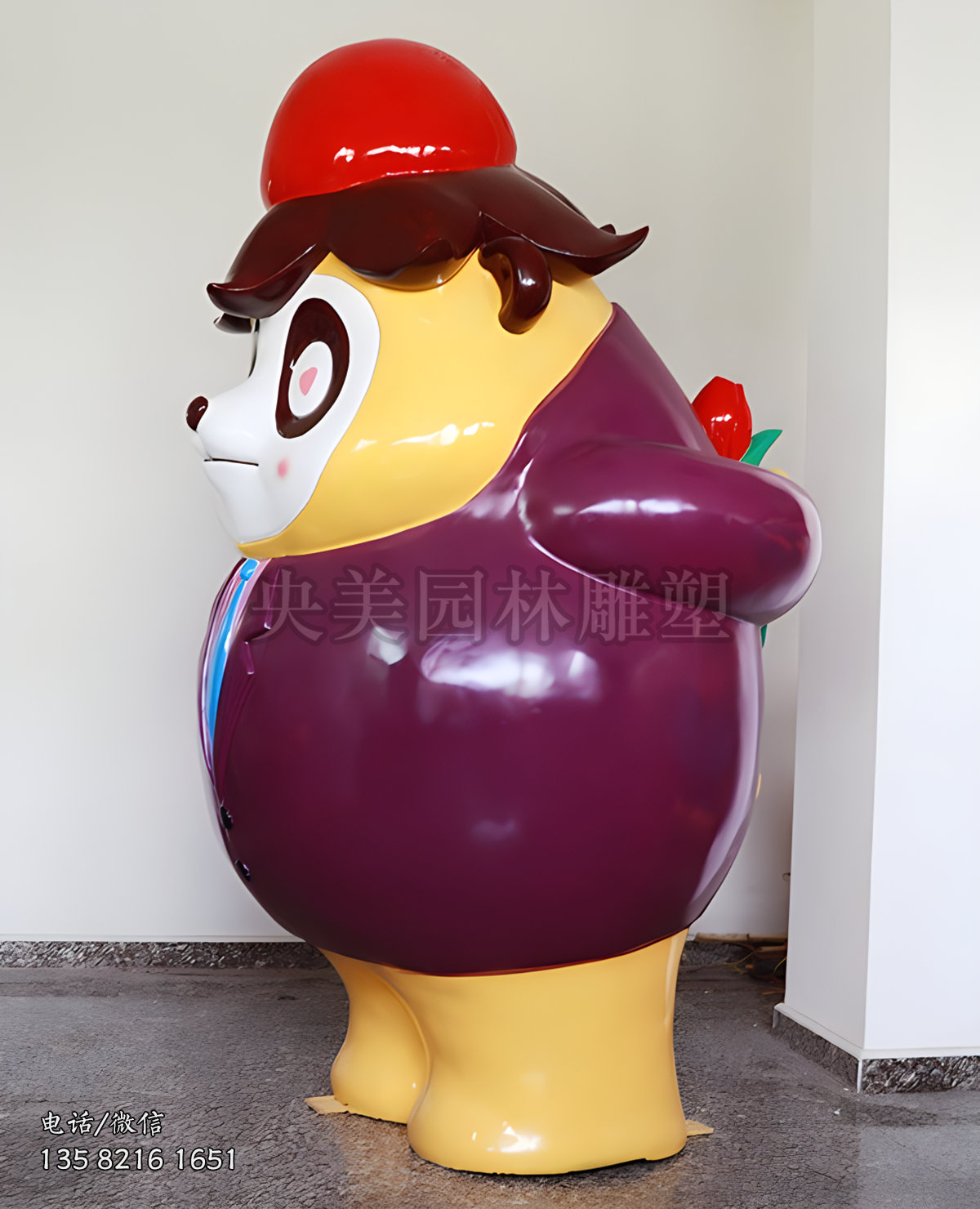 手背后面拿花的卡通熊貓雕塑