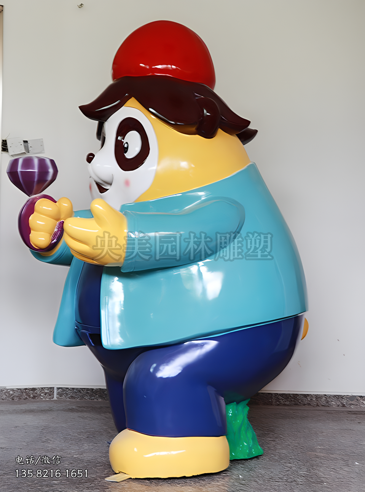 送鉆戒求婚的卡通熊貓雕塑