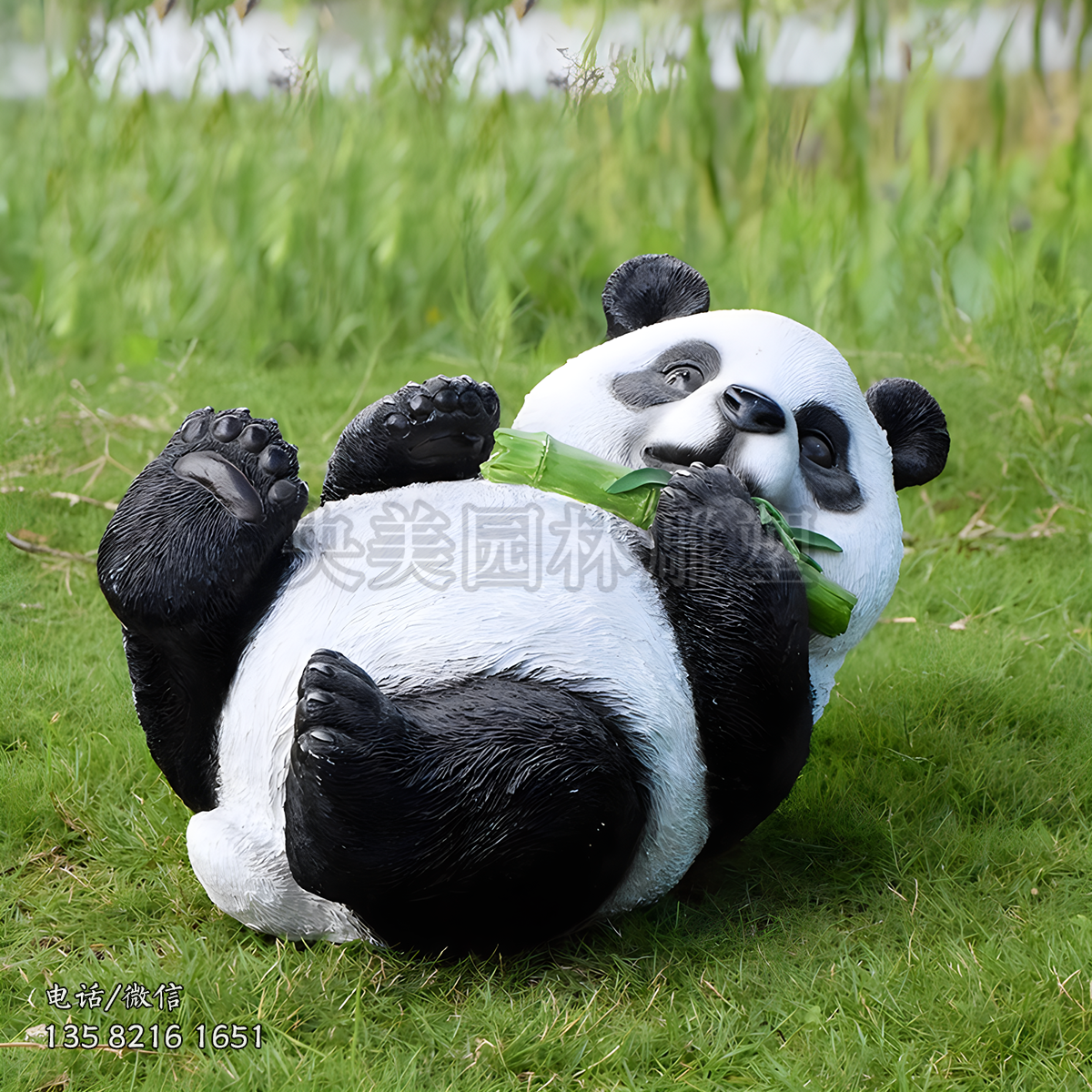 躺地上玩耍的可愛仿真小熊貓玻璃鋼雕塑