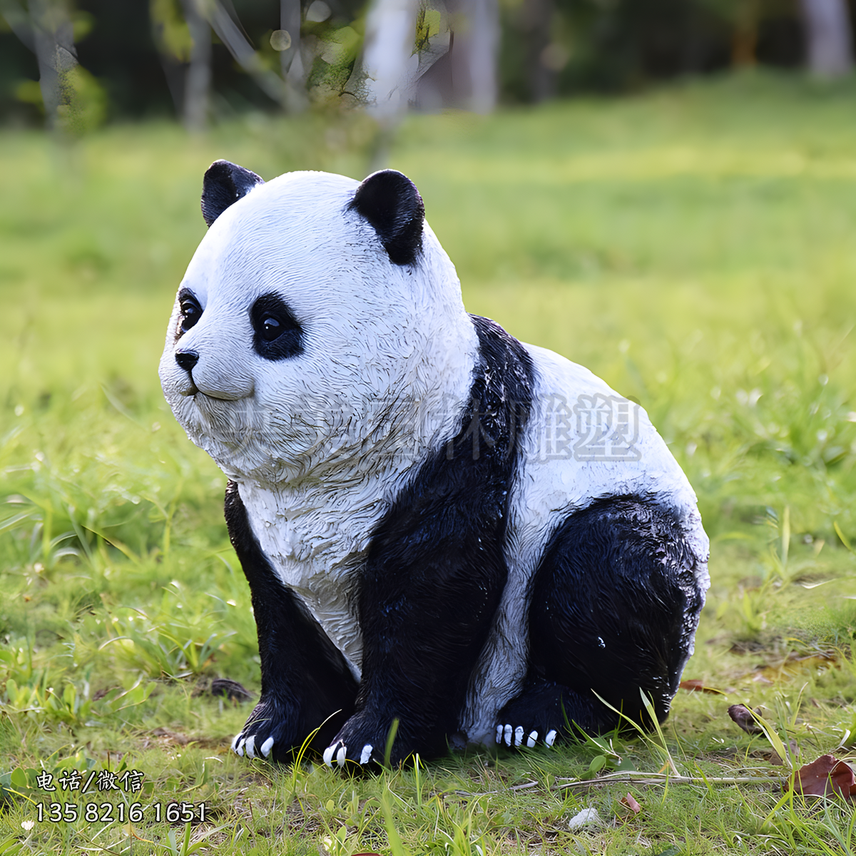 蹲坐姿態(tài)仿真玻璃鋼熊貓雕塑