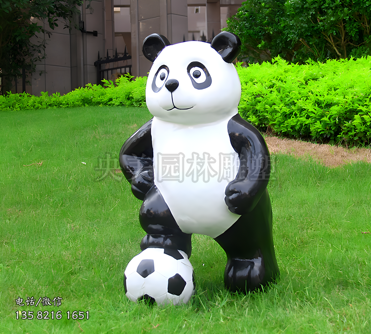 右腳踩著足球，右手叉腰的熊貓雕塑