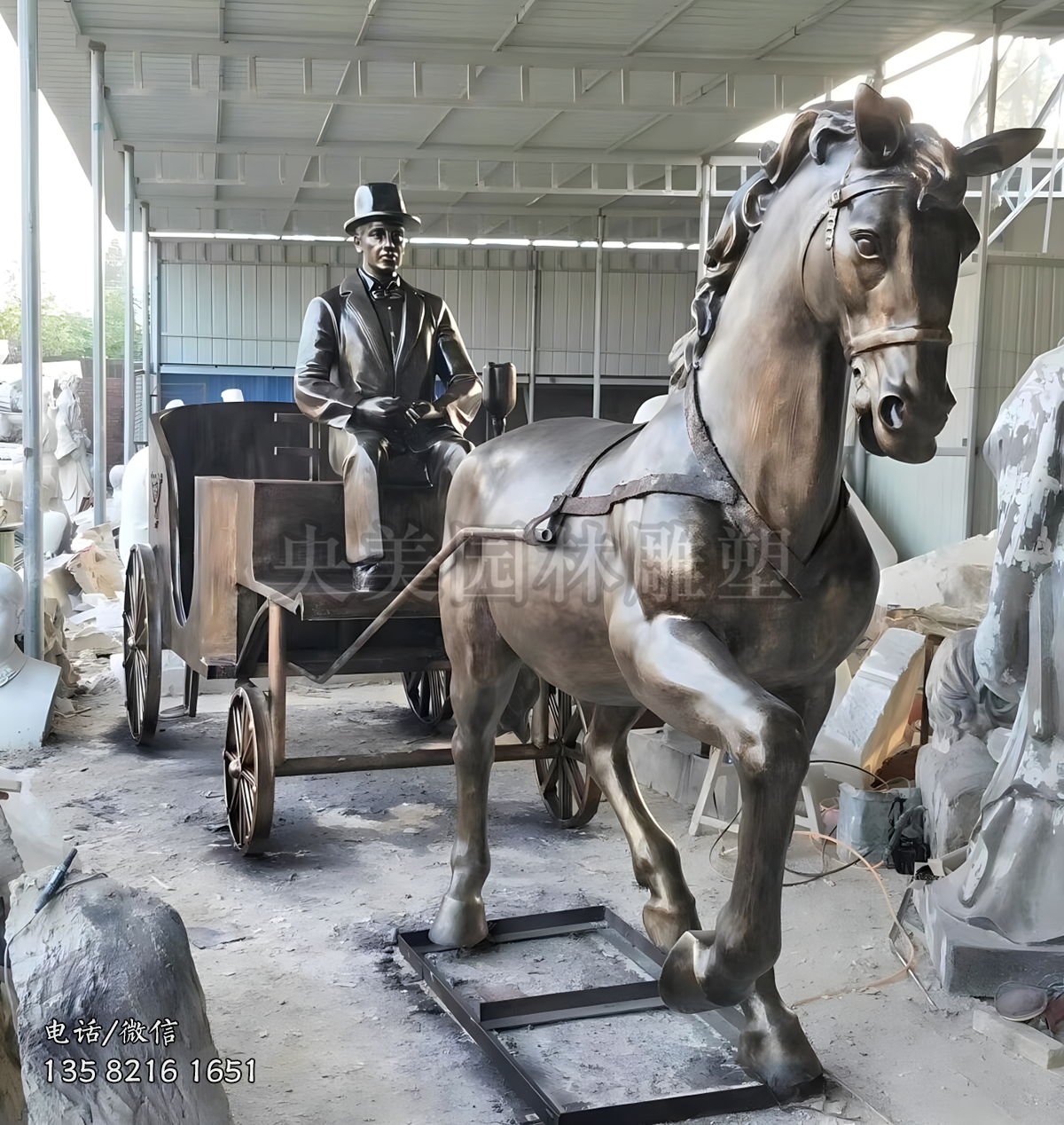 西方人物坐馬車情景雕塑