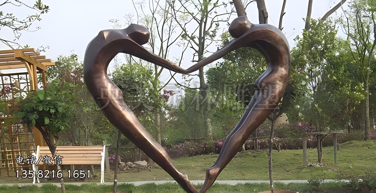 跳舞男女組成的愛(ài)心造型雕塑