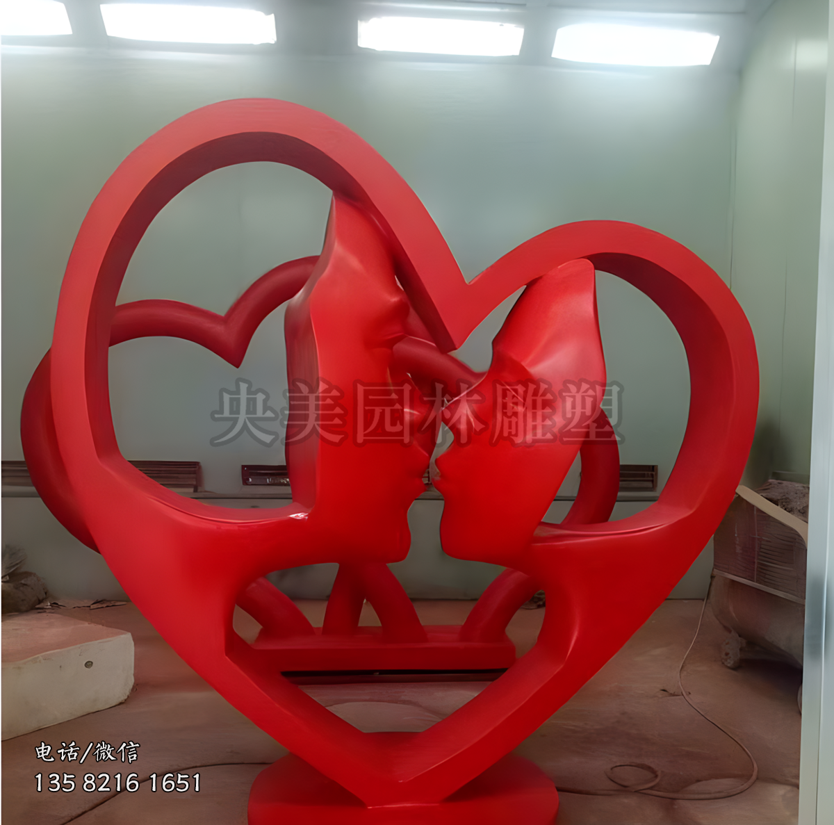 親吻愛心雕塑