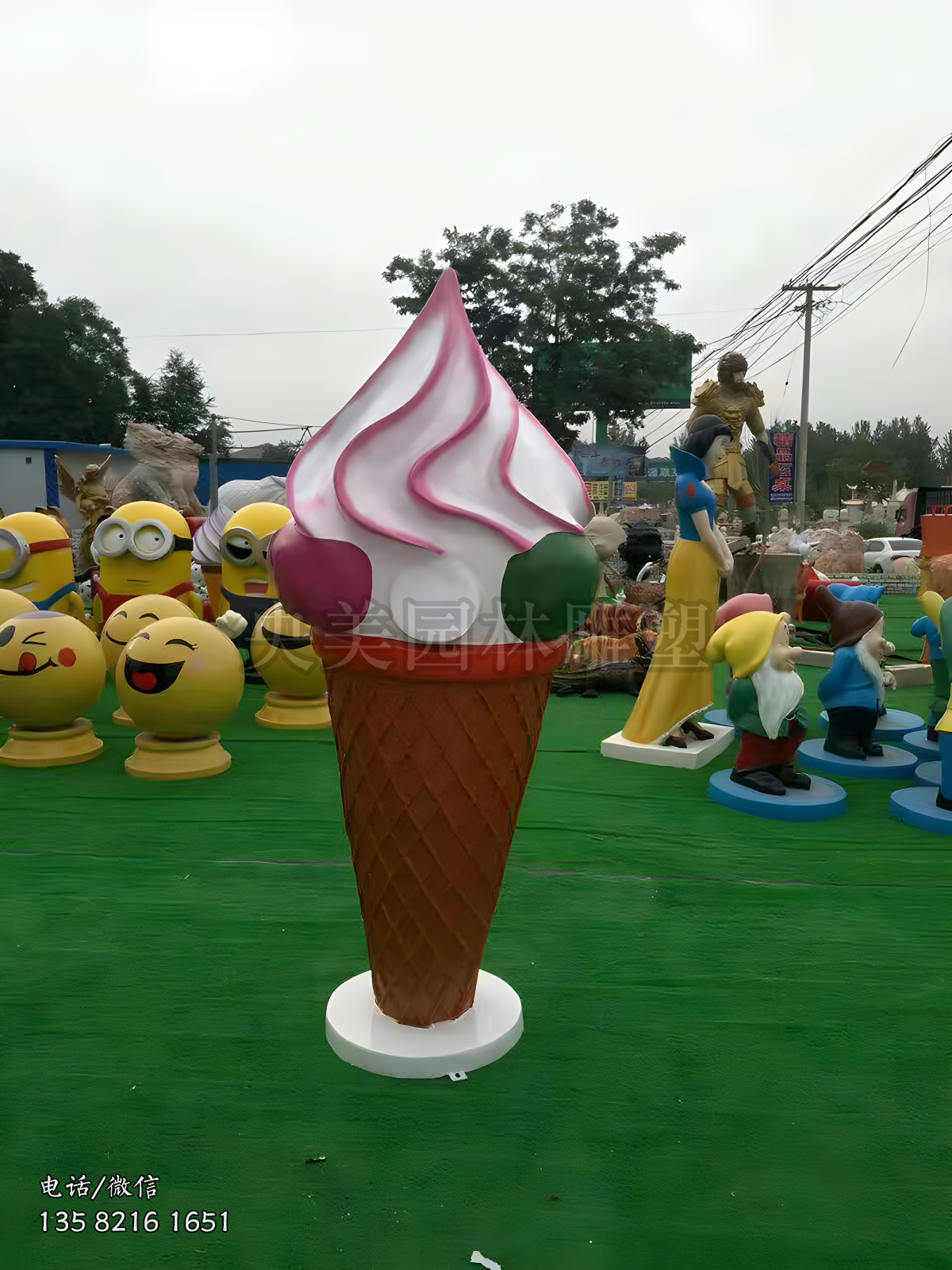 商場冷飲店門口擺放的冰淇淋雕塑