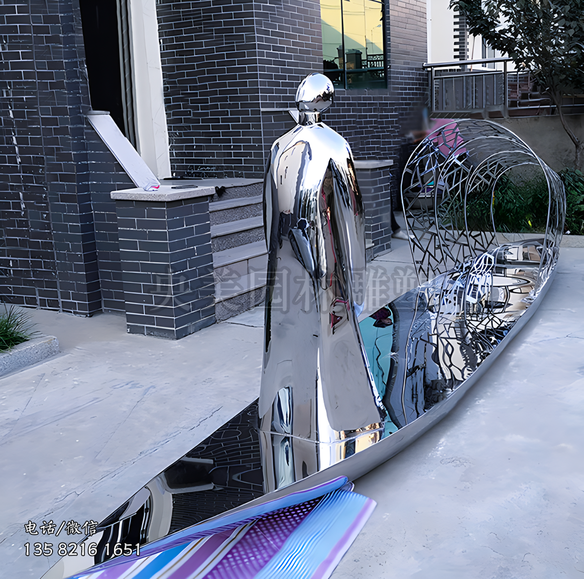 站立船頭的抽象人物雕塑