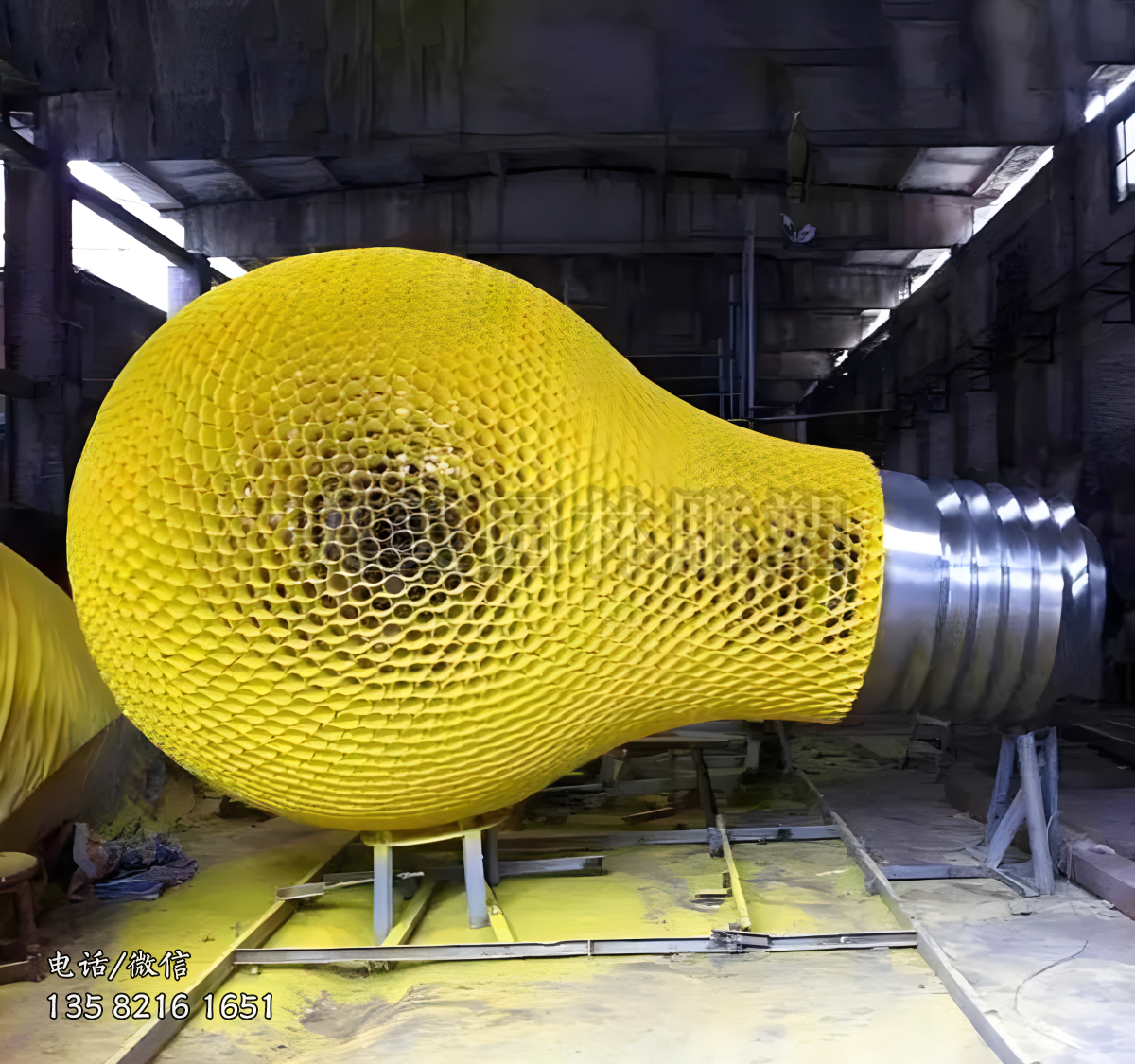 網(wǎng)格鏤空不銹鋼燈泡雕塑