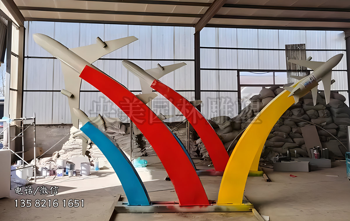 簡單抽象的飛機景觀雕塑