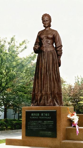 玻璃鋼南丁格爾仿銅雕塑
