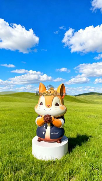 雙手抱松果玻璃鋼卡通松鼠雕塑