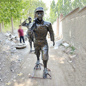 扛槍行軍 八路軍玻璃鋼仿銅戰(zhàn)士