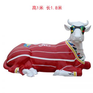 彩繪臥牛玻璃鋼